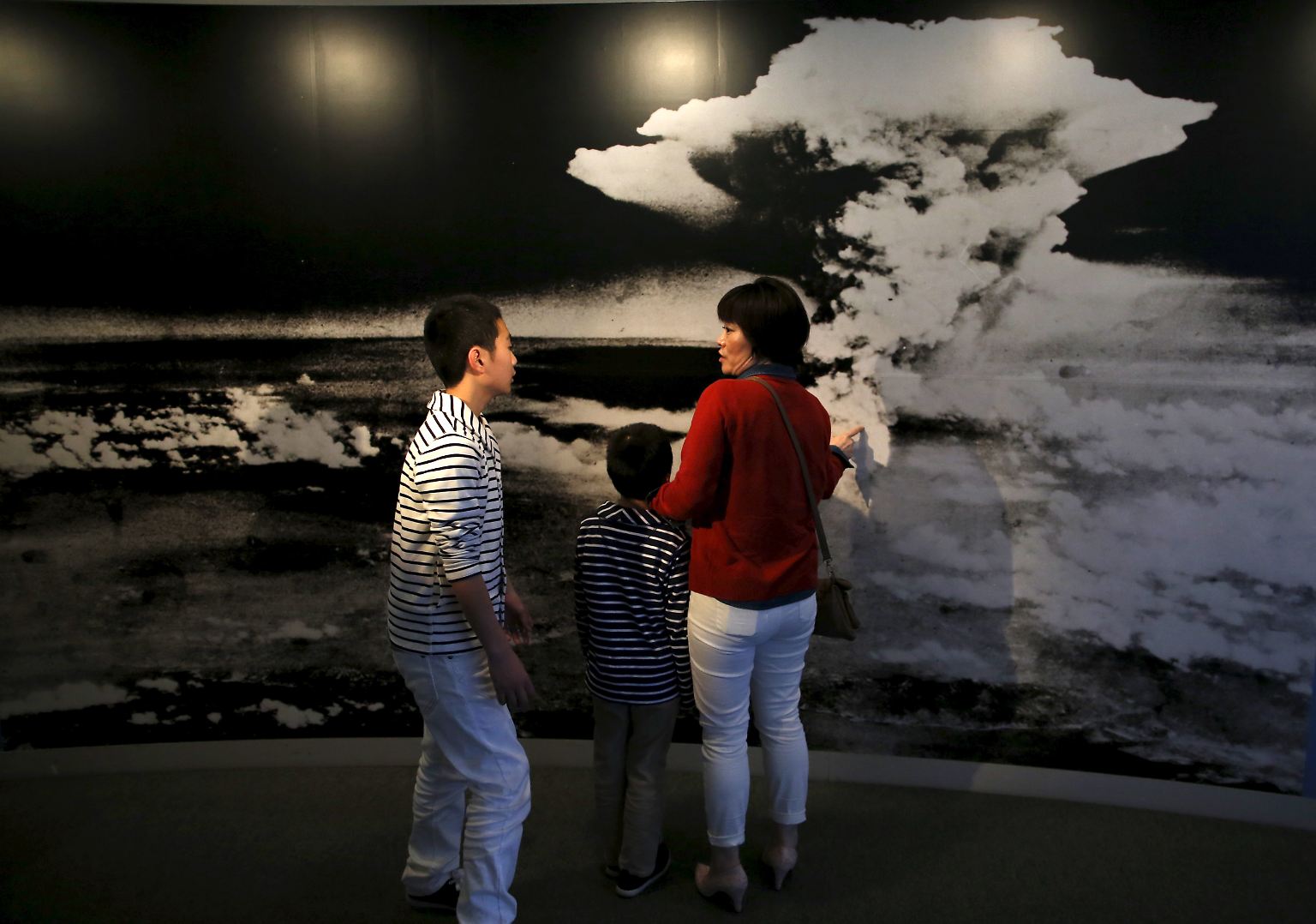 Spätestens mit dem Angriff auf Hiroshima am 6. August 1945 beweisen die USA, welch tödliche Kraft Atombomben haben.
