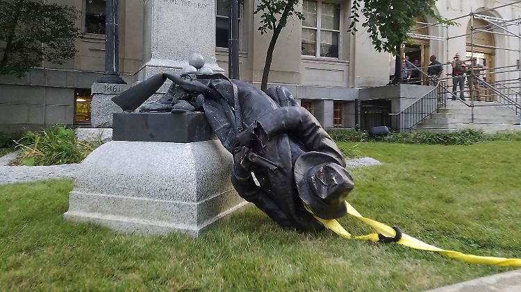 Das Konföderierten-Denkmal in Durham wurde gestürzt. Es steht nach Ansicht von Demonstranten für die Zeit, in der Sklaverei noch legal und Rassismus die Norm waren.