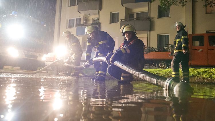 Die Feuerwehr in Hamburg rückte am Dienstagabend zu fast 150 wetterbedingten Einsätzen aus.