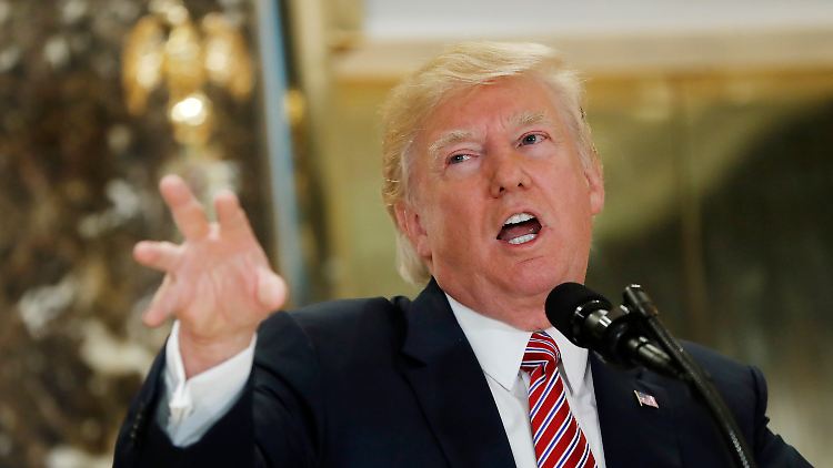 Trump sprach in der Lobby des Trump-Towers mit Journalisten.