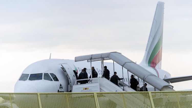 Im ersten Halbjahr dieses Jahres wehrten sich viele Abzuschiebende heftig gegen den Rückflug oder meldeten sich kurzfristig krank.