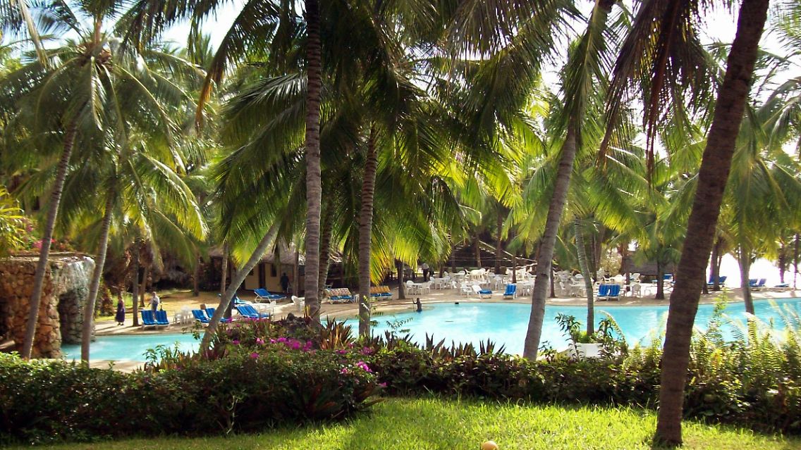 Blick auf die Pool-Anlage des Hotels Flamingo Beach bei Mombasa, Kenia.