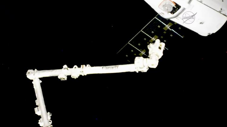 Nach mehreren Tagen kommt die Raumkapsel bei der ISS an.