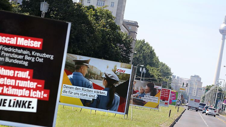 Partei-Werbung, so weit das Auge reicht.