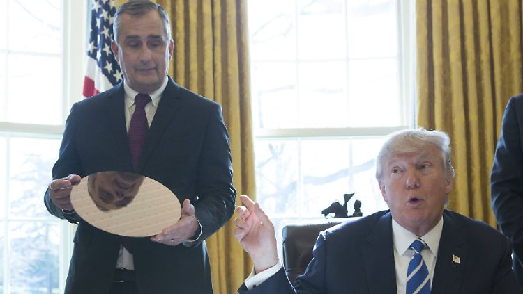Im Februar verkündete Brian Krzanich mit Trump im Oval-Office vor laufenden Kameras den Bau einer - bereits seit Jahren geplanten - neuen Halbleiterfabrik in den USA. Heute distanziert sich der Intel-Chef öffentlichkeitswirksam vom Präsidenten.