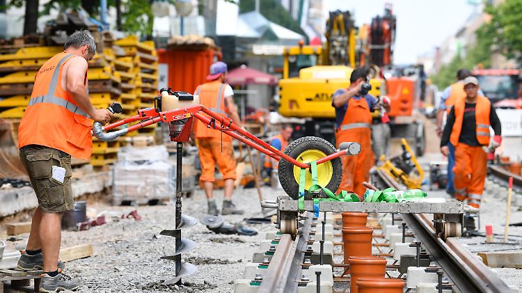 Für untere Einkommensgruppen können Mehrarbeit und Lohnzuwächse dazu führen, dass teilweise am Monatsende weniger Geld im Portemonnaie übrigbleibt.
