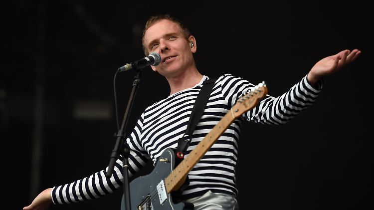 Hier singt der Sänger von "Belle and Sebastian" auf dem Lollapalooza-Festival in Berlin.