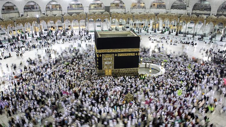Muslime bei ihrer Pilgerfahrt an der Kaaba in Mekka.