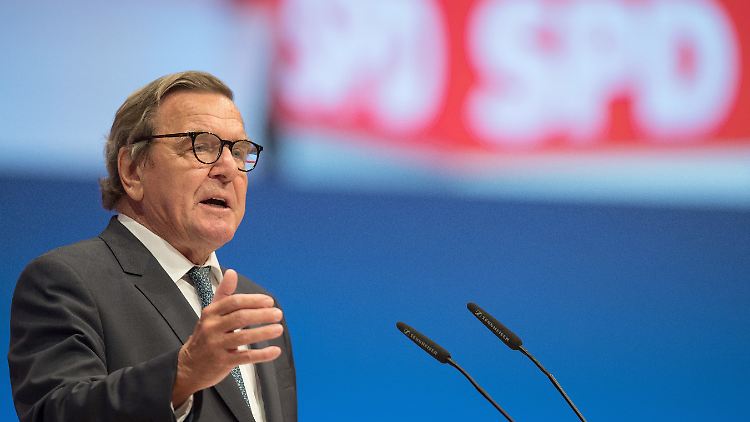 Ex-SPD-Chef Gerhard Schröder sieht in seinen Rosneft-Ambitionen kein Problem für seine Partei.