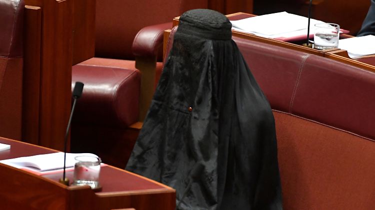 Rechtspopulistin Pauline Hanson mit Burka im australischen Parlament.