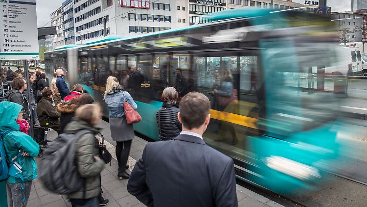 Im Busverkehr nahm die Zahl der Fahrgäste leicht zu, auf der Schiene fiel der Zuwachs deutlich größer aus.
