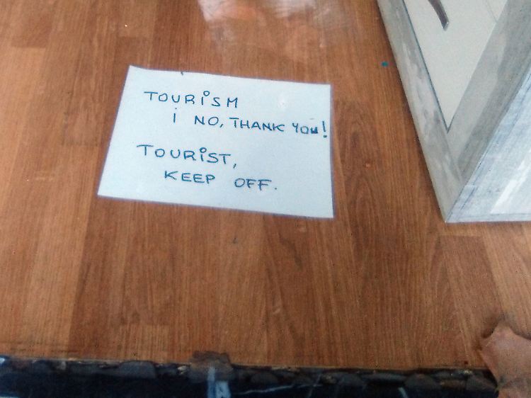 Zettel mit der Aufschrift "Tourism, no thank you!" ("Tourismus nein danke!") und "Tourist keep off" (Tourist draußen bleiben") in Palma de Mallorca in einem Möbelgeschäft.