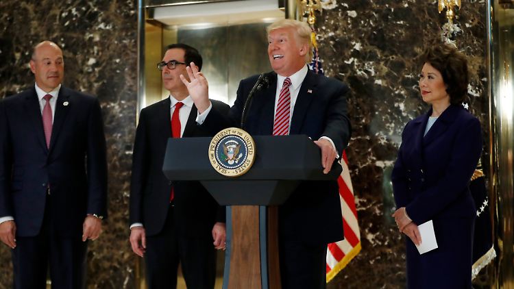 Gary Cohn (links) während Trumps Pressekonferenz am Dienstag.