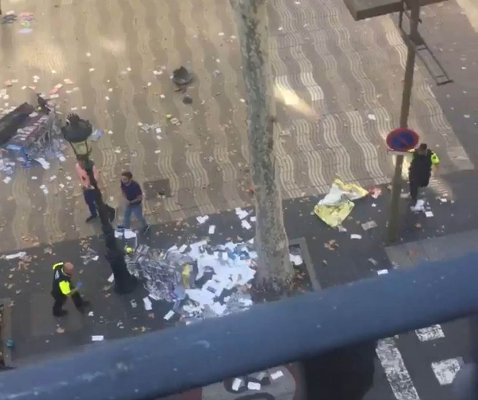 Mitten in der Urlaubssaison trifft der Terror Spanien. Ein Lieferwagen rast im touristischen Herzstück Barcelonas, dem beliebten Las-Ramblas-Boulevard, in eine Menschenmenge. 13 Menschen werden getötet, etwa 80 verletzt.
