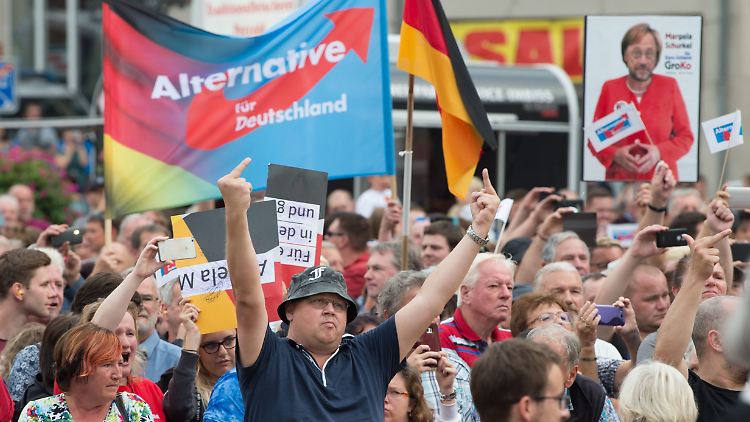 Stinkefinger und AfD-Banner - So sah Merkels Empfang in Annaberg-Buchholz (Sachsen) aus.