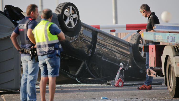 Ein Auto liegt in der Stadt Cambrils auf dem Dach- mutmaßlich das Auto, welches die Attentäter verwendet haben.