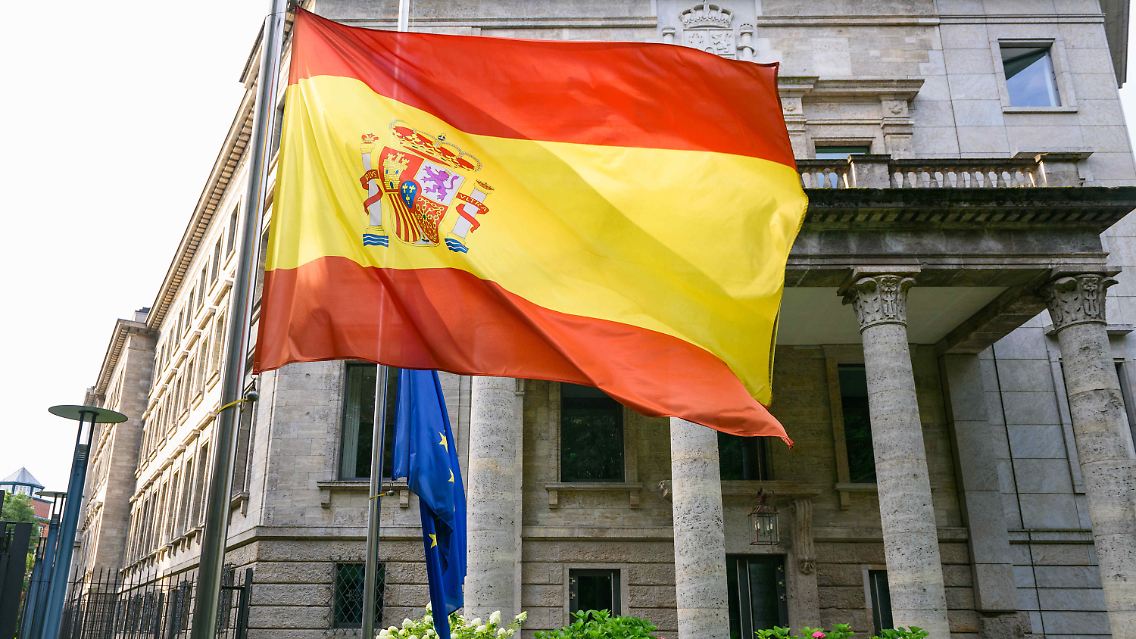 Die spanische Flagge auf Halbmast auch vor der spanischen Botschaft in Berlin am Morgen nach den Terroranschlägen.