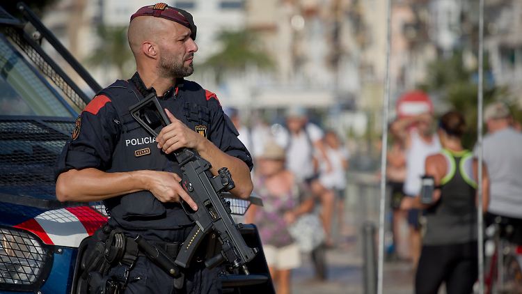 Nach dem Terroranschlag in Barcelona und dem vereitelten Anschlagsversuch in Cambrils bleibt die Terrorwarnstufe in ganz Spanien auf der zweithöchsten Stufe.