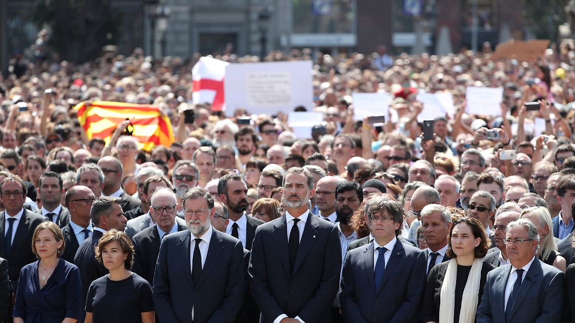 König Felipe von Spanien und Ministerpräsident Mariano Rajoy bei der Schweigeminute auf der Placa Catalunya in Barcelona.