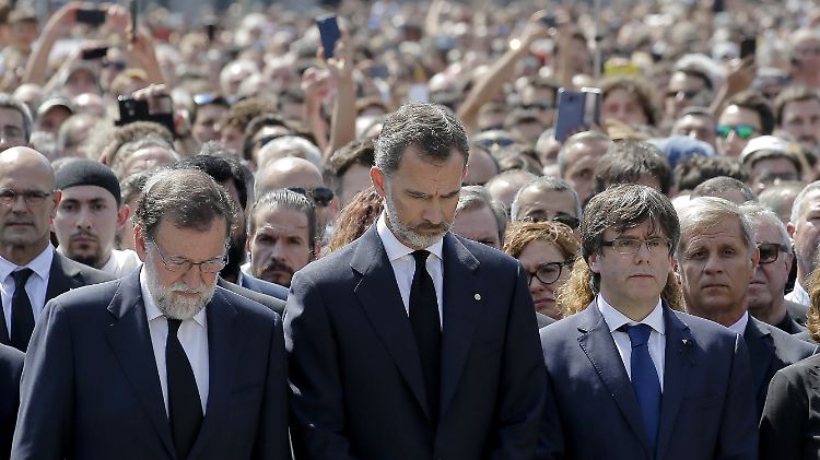 Ministerpräsident Mariano Rajoy (l.v.) und König Felipe VI. (m.) bei der Schweigeminute in Barcelona.