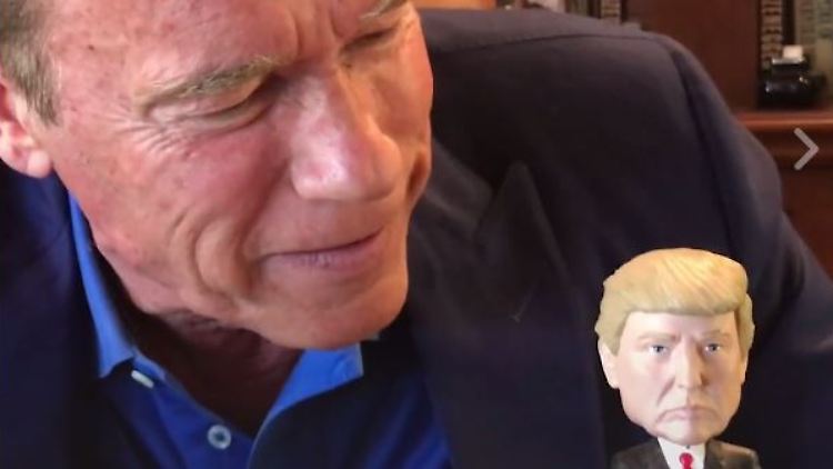 "War das so schwierig?", fragt Schwarzenegger an einen Trump-Wackelkopf gerichtet. "Ich hab's dir doch gesagt."
