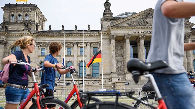 Vorm Reichstag wehen die Flaggen heute auf Halbmast.