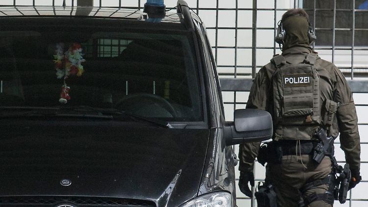 Beamte eines Spezialeinsatzkommandos der Polizei sicherten den Gerichtstermin des Tunesiers.