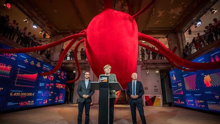 Angela Merkel eröffnet in Berlin mit Peter Tauber und Klaus Schüler das sogenannte #fedidwgugl-Haus der CDU.