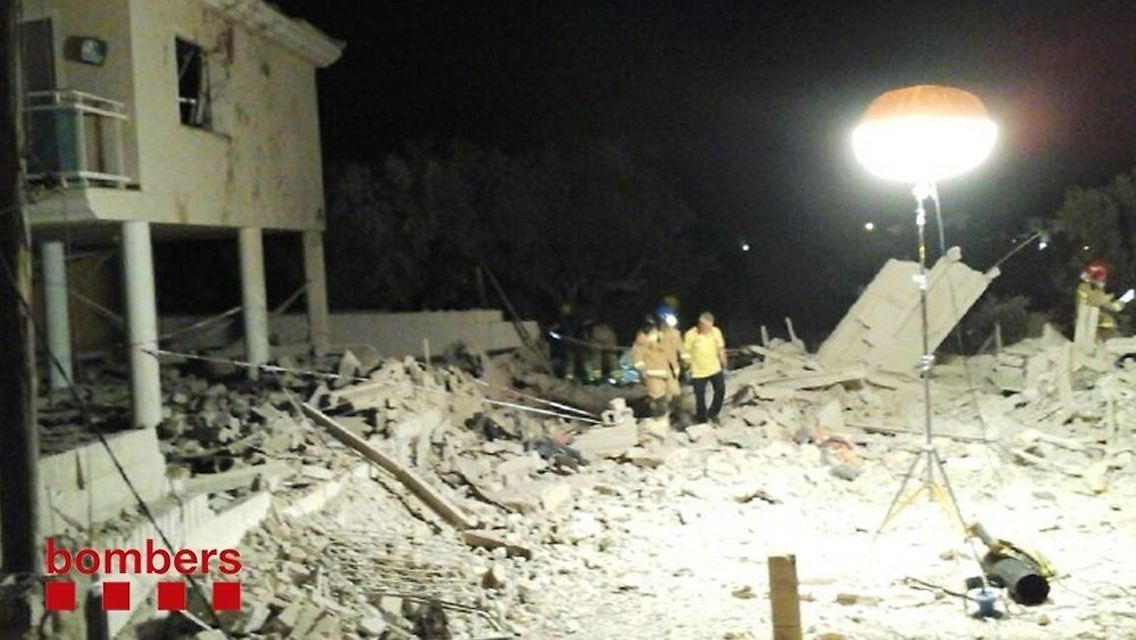 Ermittler durchsuchen die Trümmer des Hauses in Alcanar.