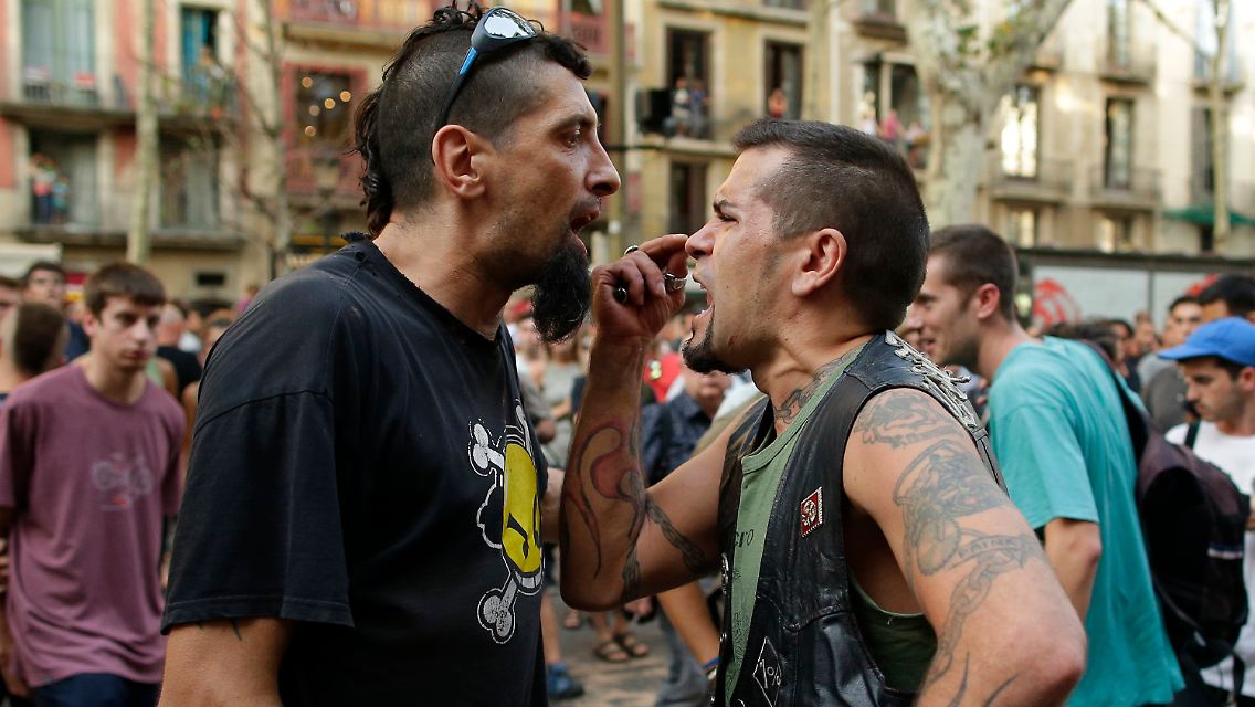 Hitzige Szenen am Anschlagsort in Barcelona.