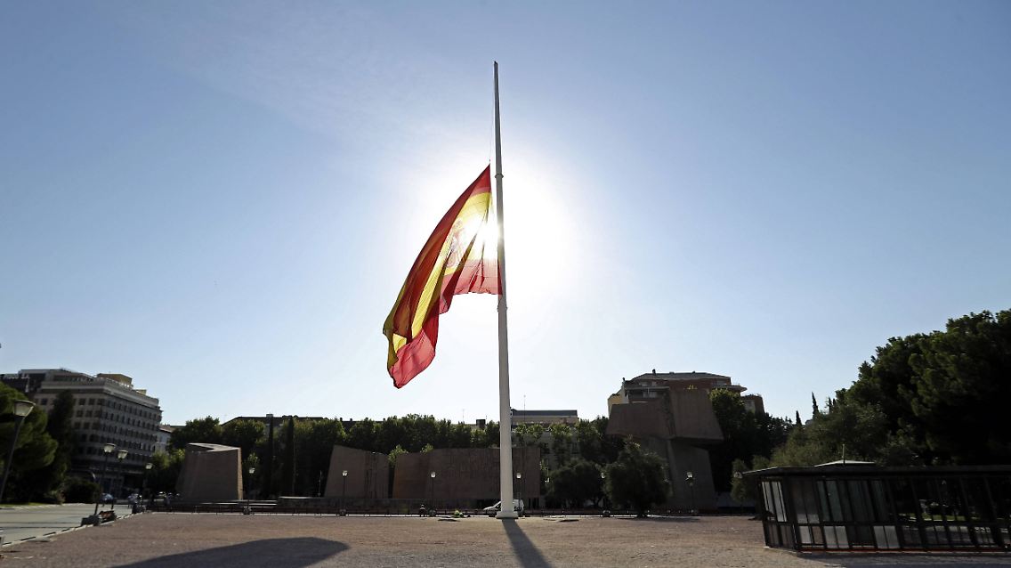 Die spanische Flagge auf Halbmast.