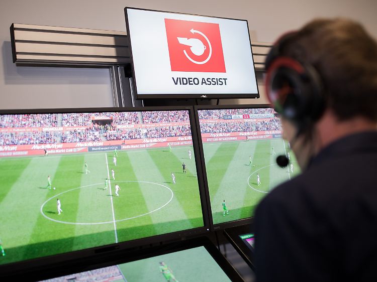 Der Videoschiedsrichter entschied in der strittigen Szene auf Elfmeter für den FC Bayern, den Robert Lewandowski verwandelte.