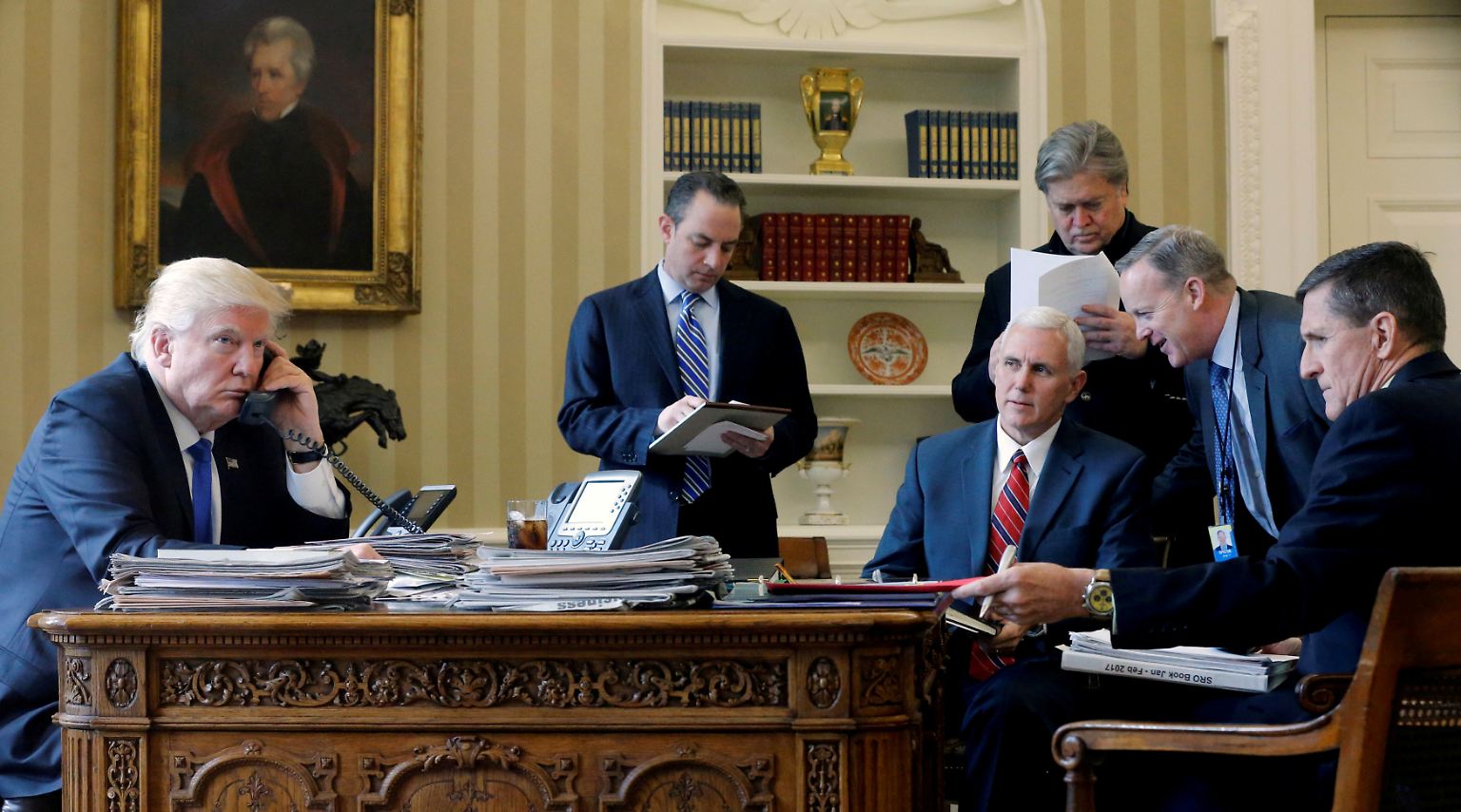 Ein Bild aus vergangenen Tagen: US-Präsident Donald Trump sitzt zu Beginn seiner Amtszeit mit seinen engsten Vertrauten zusammen. Heute ist nur noch einer von ihnen - Vizepräsident Mike Pence - Teil von Trumps Team. Die übrigen haben in der Zwischenzeit ihre Jobs im Weißen Haus verloren. 