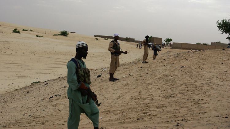 2012 in Mali: Islamisten bereiten sich darauf vor, einem Dieb den Arm abzuschneiden.