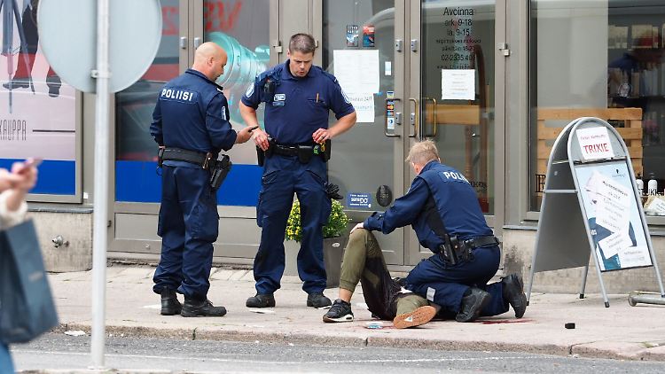 Die Polizei überwältigt den Messerstecher.