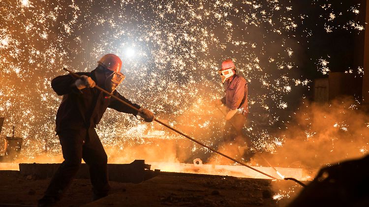 Bislang stand vor allem der billige Stahl aus China im Fokus der protektionistischen Maßnahmen der US-Regierung. Nun bereitet Trump eine massive Ausweitung des Handelsstreits vor.