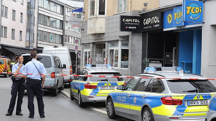 Polizisten nach der Tat in Wuppertal.
