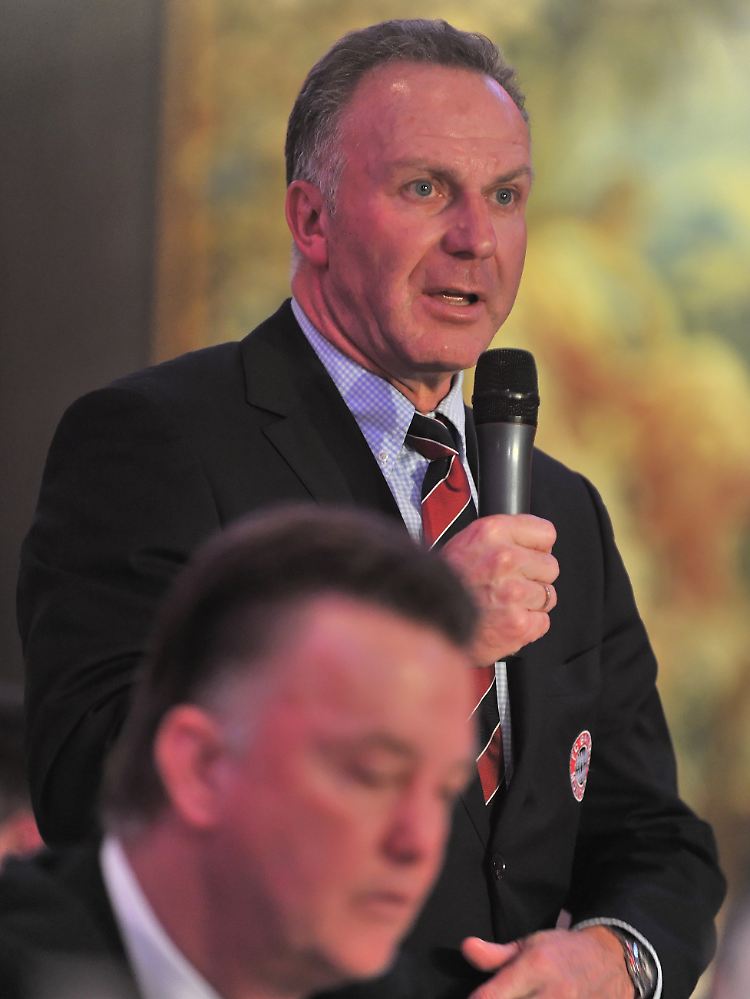 Bayern-Boss Karl-Heinz Rummenigge goss bei seiner Ansprache nach der Blamage kein Öl ins Feuer, sondern nur auf die Wogen.