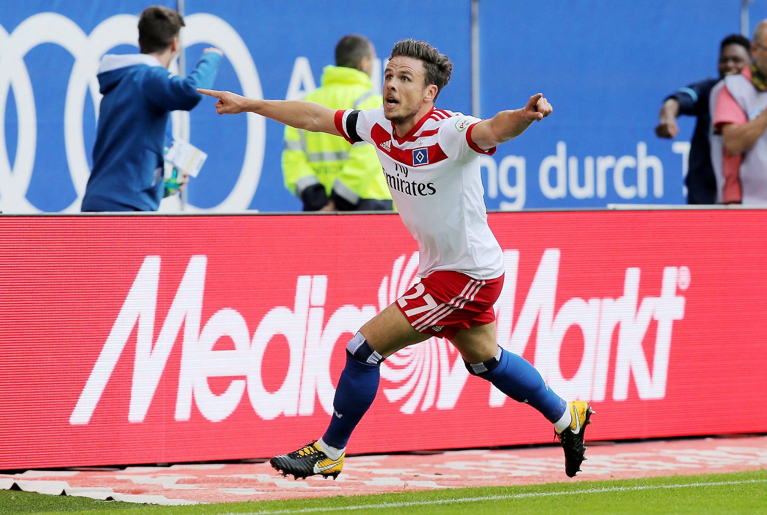 Nicolai Müller (Hamburger SV) feiert seinen 1:0-Siegtreffer gegen Augsburg beim Auftakt der Bundesliga-Saison 2017/18  ...