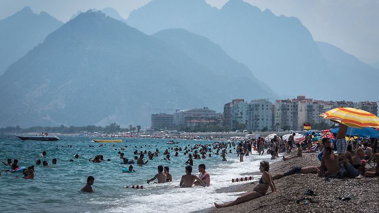 Leer ist es am Strand von Antalya auch in diesem Jahr keineswegs. 