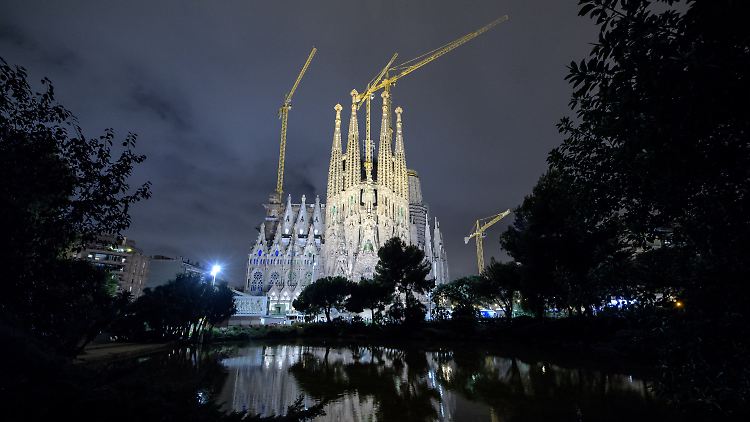 In der Sagrada Família gedenken die Bürger Barcelonas am Sonntag der Opfer des Terrors.