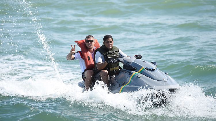 So schnell wird man zum Kriminellen: das Originalfoto von Lukas Podolski beim Jet-Ski-Fahren in Brasilien.