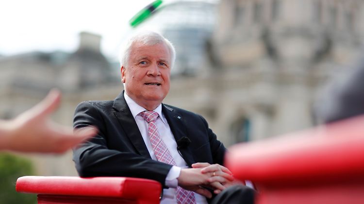 Horst Seehofer lag Kanzlerin Angela Merkel über Monate mit einer Flüchtlingsobergrenze in den Ohren. Jetzt ist ihm das Thema nicht mehr so wichtig.