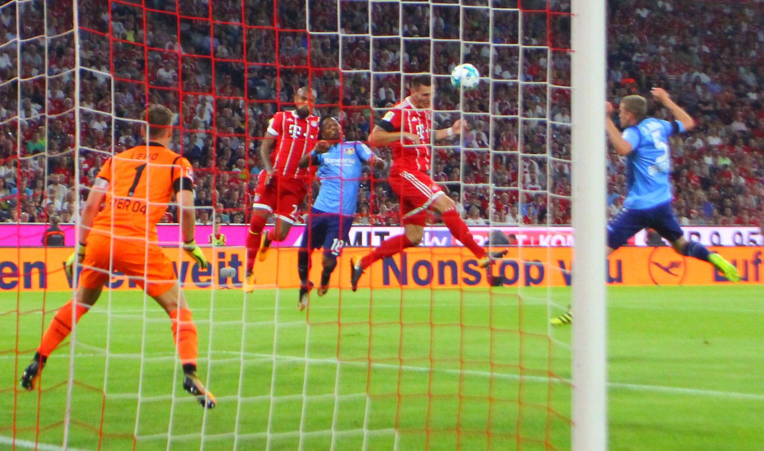 "Das ist natürlich ein schöner Einstand. Es war ein cooles Gefühl, und ich hatte natürlich auch Gänsehaut." Niklas Süle nach seinem Debüt für den FC Bayern beim 3:1 gegen Bayer 04 Leverkusen am ersten Spieltag.