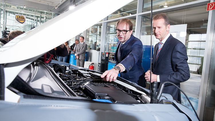 Fehlende Distanz? Dobrindt bei einem Besuch bei Volkswagen. 