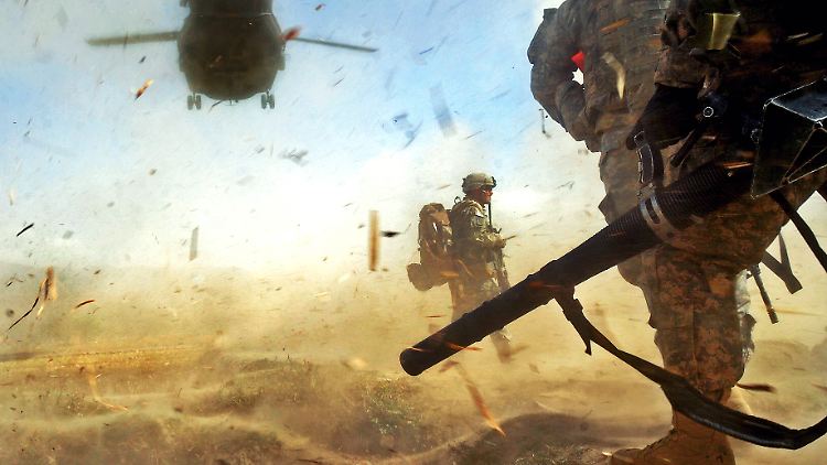 US-Fallschirmjäger vor dem Absprung über Afghanistan