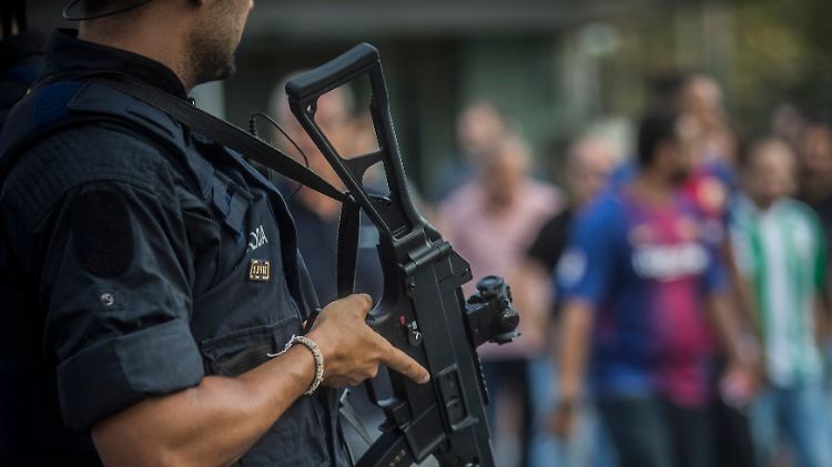 Nach dem Anschlag in Barcelona sind die Sicherheitsvorkehrungen verschärft - auch bei Fußballspielen.