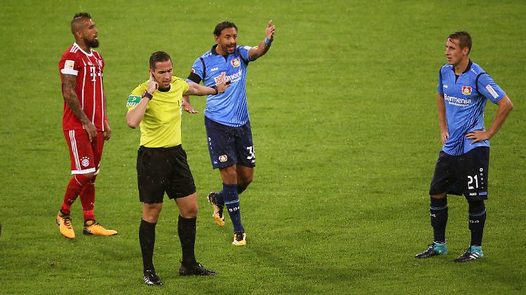 Schiedsrichter Stieler sorgte am vergangenen Spieltag der Fußball-Bundesliga für einen historischen Videobeweis-Moment.