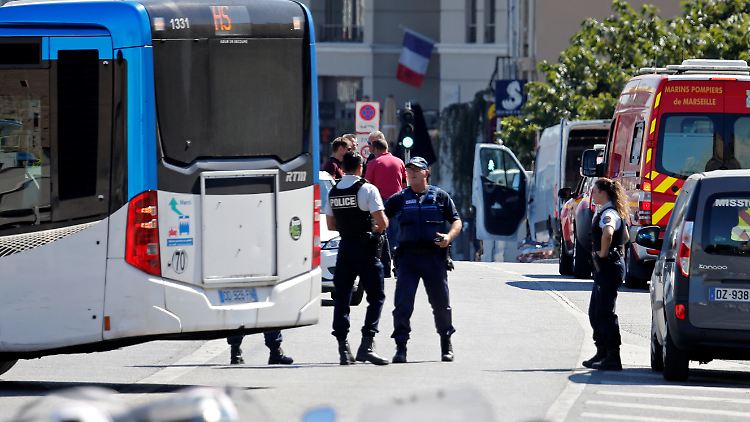 Die Polizei sichert den Tatort in Marseille.