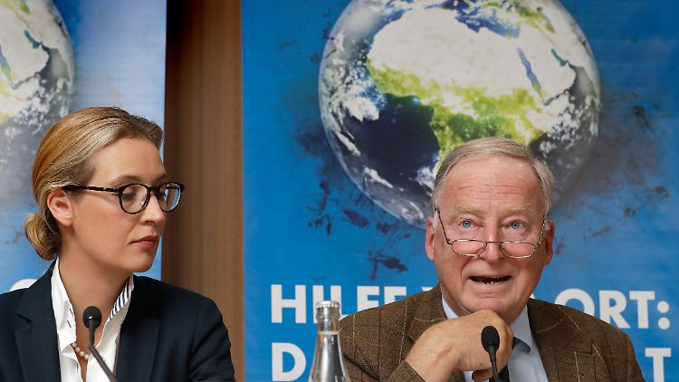 Die AfD-Spitzenkandidaten Alice Weidel and Alexander Gauland stellen das Asyl-Konzept ihrer Partei vor.